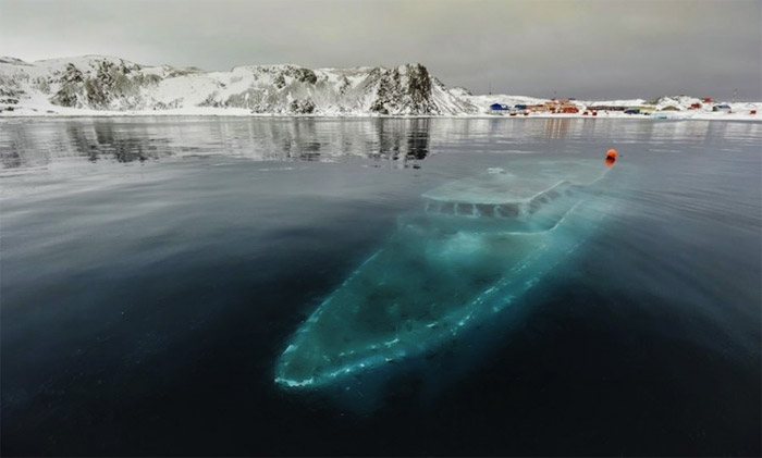 Sunken-yacht-Antarctica