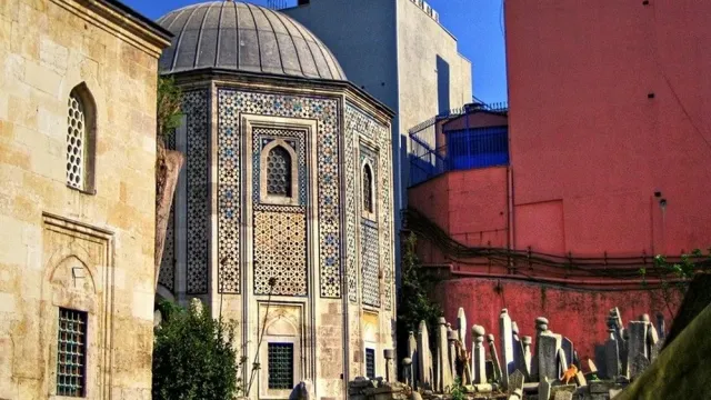 Mahmut Paşa Türbesi (İstanbul): Tarihi ve Çini Mozaik Süslemesi